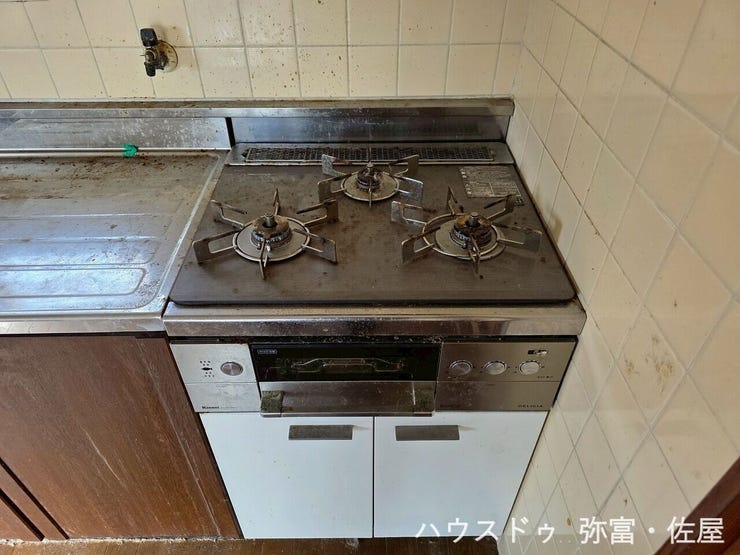 作った料理を置いておく場合等3口目があると重宝します☆コンロの位置によって火力が異なり、グリル部分も含めると最大4箇所での同時調理が可能です!一度にたくさんの料理を作るご家庭におすすめです(^^)