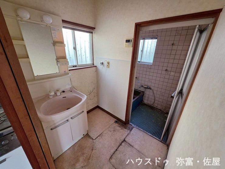 シャワー付洗面化粧台☆洗髪や手洗い洗濯に加え、洗面台のお掃除もしやすくとても便利です♪