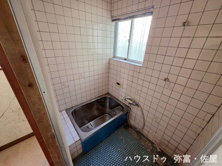 窓付きのバスルームは採光もあり明るく気持ちの良い空間です♪窓があることで換気環境も良好(^^)