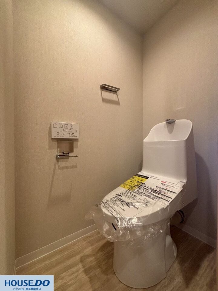 温水洗浄便座を完備した、清潔感のあるトイレ空間です。壁掛け式のリモコンは操作しやすく、シンプルなレイアウトで掃除も手軽に行えます。落ち着いたトーンの内装で、穏やかに過ごせる設備が整っています♪