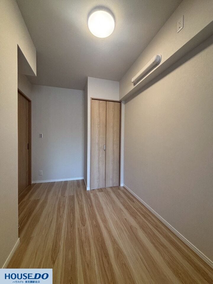 木目の温もりを感じる、すっきりと整った室内です。備え付けのクローゼットにより、居住空間を広く活用できます。無駄のないシンプルなデザインで、落ち着いたプライベートな空間を保てます☆