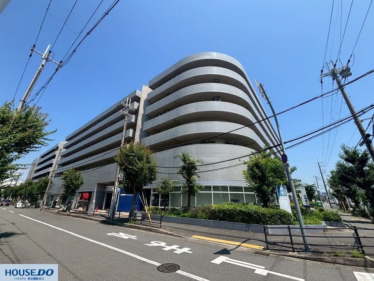 流れるような曲線を描く外観が印象的なマンションです。前面道路は整備されており、周囲には街路樹の緑も感じられます。周辺には商業施設もあり、日常の買い出しや用事もスムーズに済ませやすい環境が整っています♪
