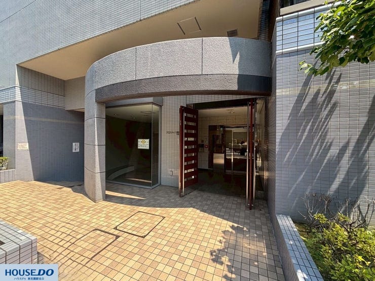 重厚感のあるタイル貼りの外壁が印象的な、モダンなデザインのエントランスです。アプローチは整備されており、訪れる人を穏やかに迎え入れる雰囲気があります。プライバシーと安心感を両立させた住まいです♪