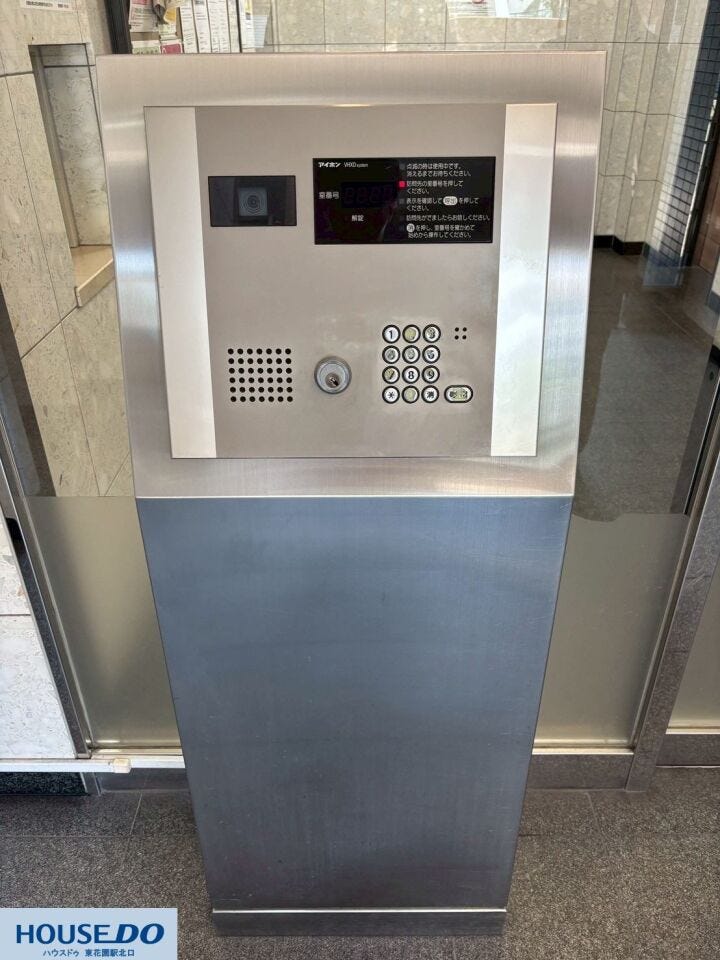 来訪者を映像と音声で確認できる、安心のオートロックシステムを採用したマンションエントランスです。不審者の侵入を抑止し、居住者の安全を守る管理体制が整っています♪