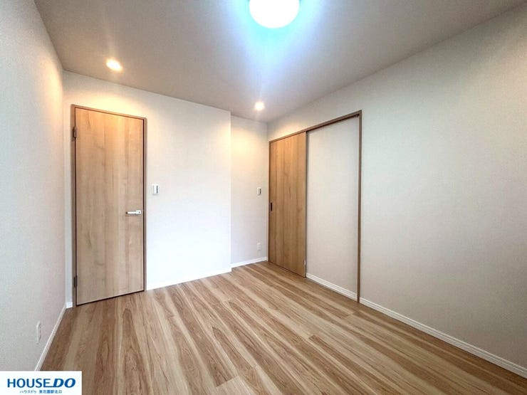 明るい木目の建具とフローリングが調和した、シンプルで落ち着いた室内です。収納扉には引き戸を採用しており、開閉時に場所を取らず、家具の配置がしやすい設計です♪