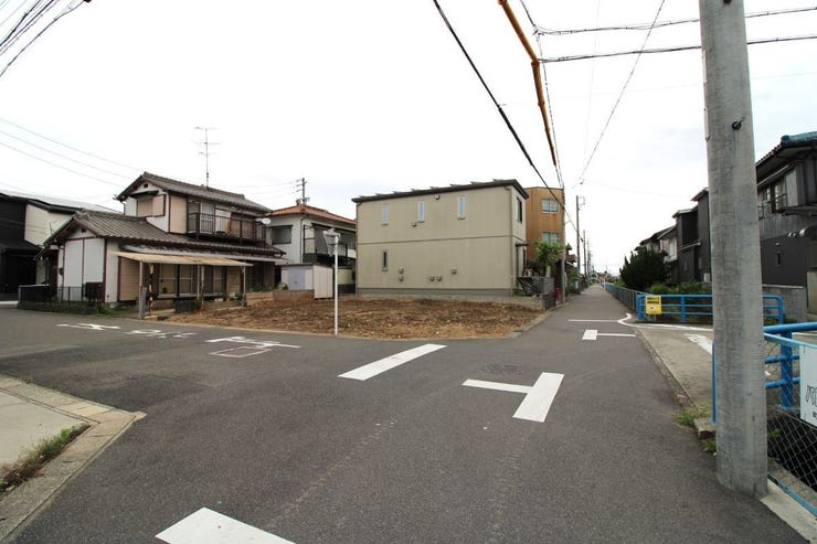 【程よい落ち着きと利便性を兼ね備えた道路幅】
通り抜けの車がスピードを出しにくいため安全性が高く、閑静な住宅街の良さを実感できます。
静かな暮らしとスムーズなカーライフを両立できる良い環境です。