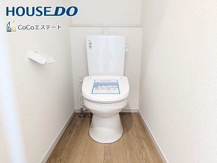 □■トイレ■□
温水洗浄便座付きトイレ♪
冬場や冷え込む時期にもお尻を温かく快適に保ちます。
また、汚れにくく掃除しやすい設備です。