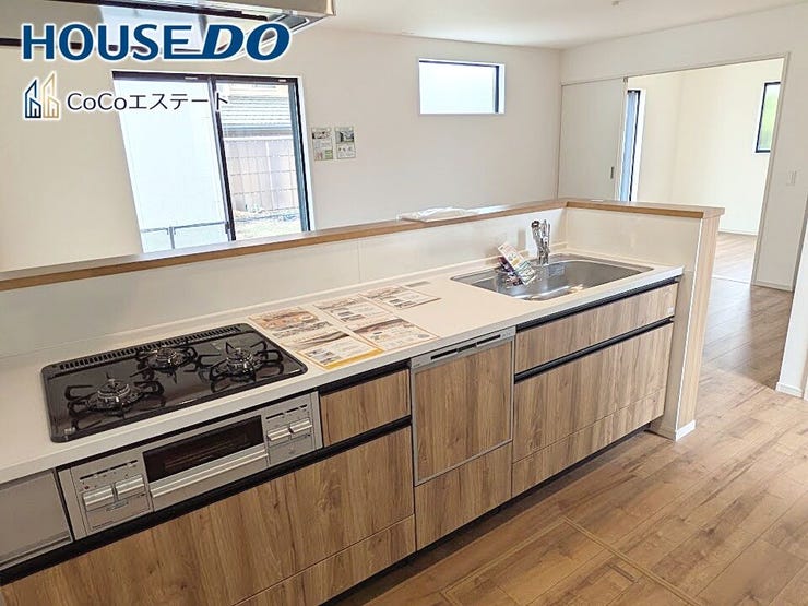 □■キッチン■□
お料理をもっと効率的に♪
浄水器付き蛇口、食洗器、グリル付き3口コンロと充実の設備が標準装備です。