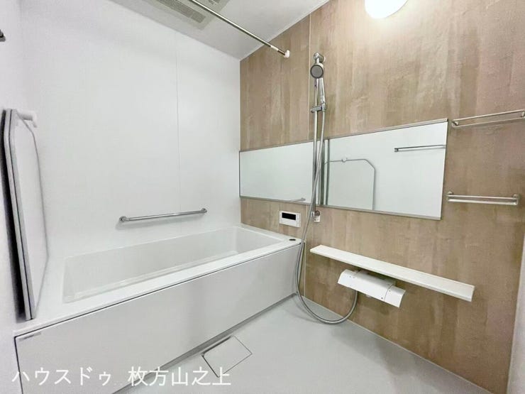 清潔感のある浴室。ワイドミラー付きで開放感のある空間です。