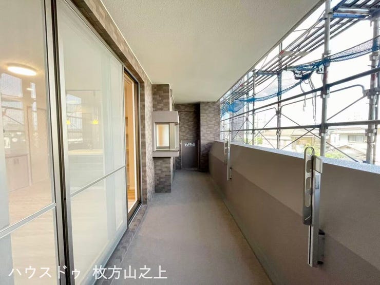 奥行きのあるバルコニー。洗濯物や布団もゆったり干せます。