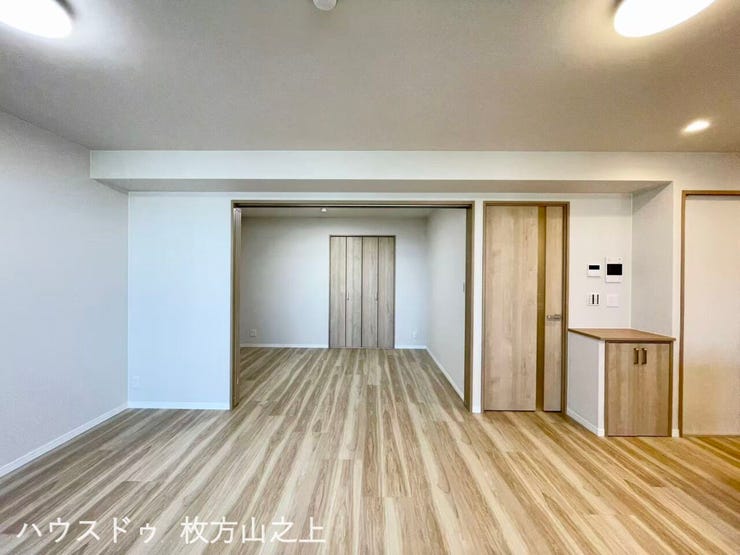 リビング横には収納を備え、生活用品もすっきり片付けられます。