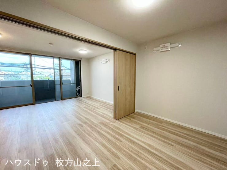 隣接する洋室とつなげて、より広々とした空間として利用できます。