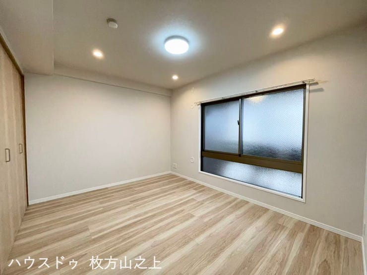 大きな窓からやさしい光が差し込む、明るく開放感のある洋室です。