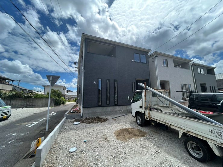 【開放感と通風に恵まれた北西角地】
北側と西側の2方向が道路に面した角地ならではの開放感が魅力。風通しの良い住環境を実現します。
周囲からの圧迫感が少なく、ゆとりを感じながら暮らせる立地です。