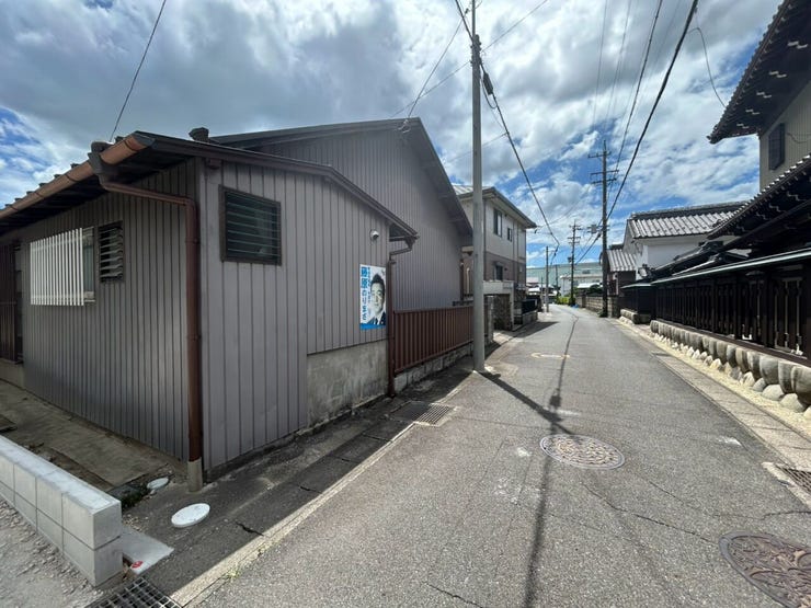 【利便性を兼ね備えた道路】
通り抜けの車がスピードを出しにくいため安全性が高く、閑静な住宅街の良さを実感できます。
日常の車の出し入れには十分な広さがあり、静かな暮らしとスムーズな駐車が可能です。