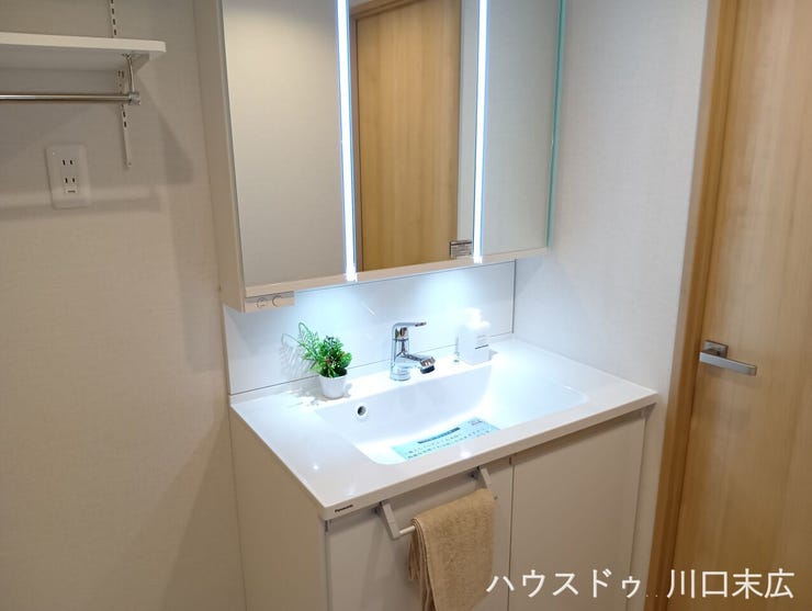 洗練されたデザインの三面鏡付き洗面化粧台。身支度に便利な機能性を備え、清潔感あふれる美しいサニタリー空間をいつまでも維持できる頼もしい設備です。