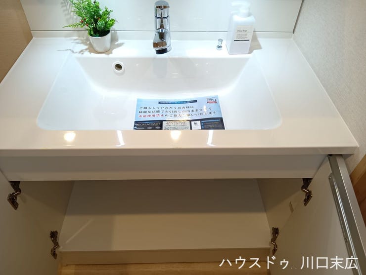 継ぎ目のない一体型ボウルを採用した洗面台。水跳ねをさっと拭き取りやすく、日々のメンテナンスの負担を軽減して水回りを常に美しく保ちます。