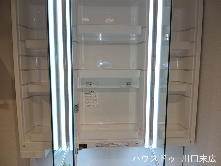 三面鏡裏には、身支度品を整理しやすい豊富な収納スペースを確保。コンセントも内蔵されており、美容家電の充電など機能的な使い勝手が魅力です。
