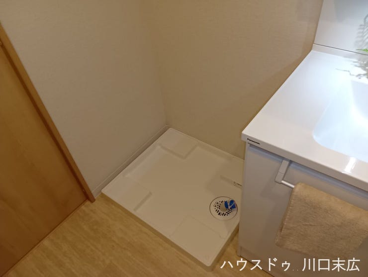 室内を清潔に保つ防水パンを備えた洗濯機置場。生活感の出やすいランドリースペースも、無駄のないシンプルな設計で整然とした美しい空間を維持できます。