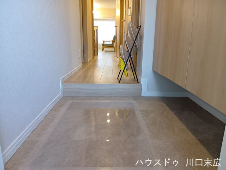 各居室へと繋がる、質感の美しいフローリングが敷き詰められた廊下。段差を抑えたフラットな設計がスムーズな生活動線を確保し、安全で快適な暮らしを支えます。