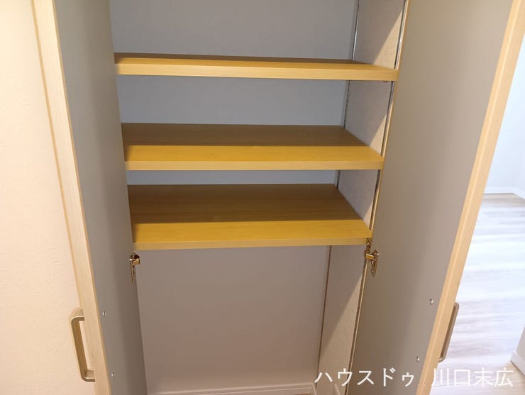 収納する靴の高さに合わせて柔軟に調整できる可動棚式のシューズボックス。ブーツやスニーカーなど多様な靴をすっきりと収め、エントランスを美しく保ちます。