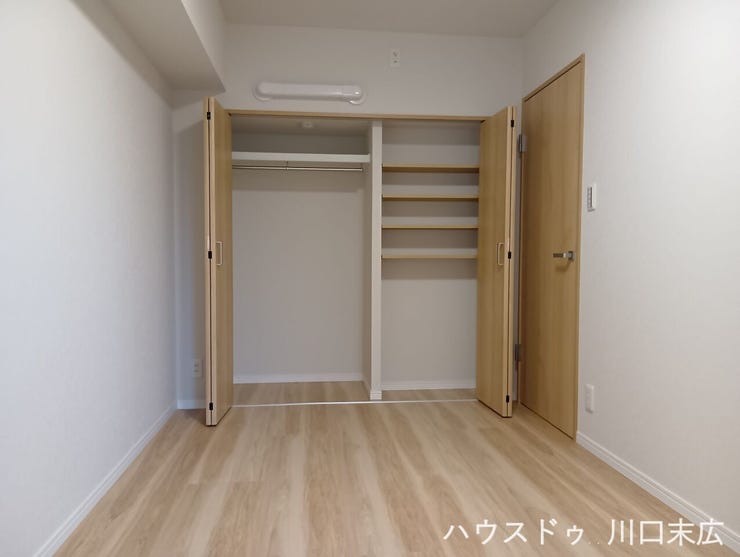 衣類をハンガーに掛けたまま美しく保管できるクローゼット。上部には小物の整理に便利な枕棚を備え、居室空間に物が溢れないスマートな暮らしを実現します。