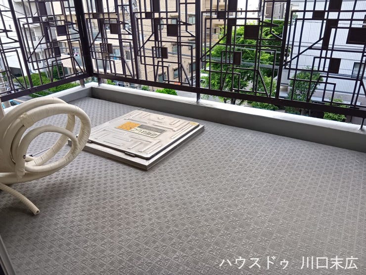 お手入れがしやすく、すっきりとした足元のバルコニー。外の空気を肌で感じられるプライベートな外部空間として、日々のちょっとした気分転換にも適しています。