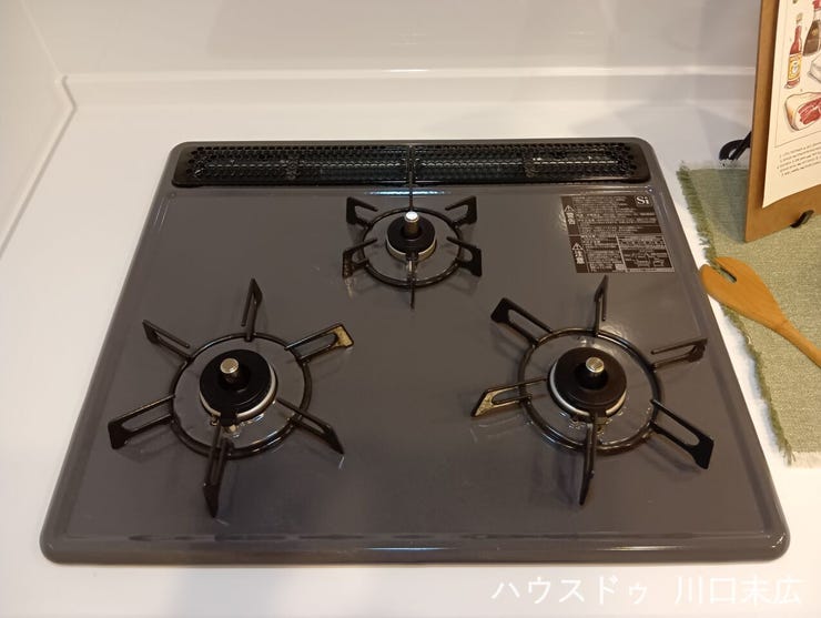 複数のお料理を同時進行で効率よく作れる3口ガスコンロ。温度センサーを搭載しており、毎日の家事をより安全かつスムーズにサポートする頼もしい設備です。