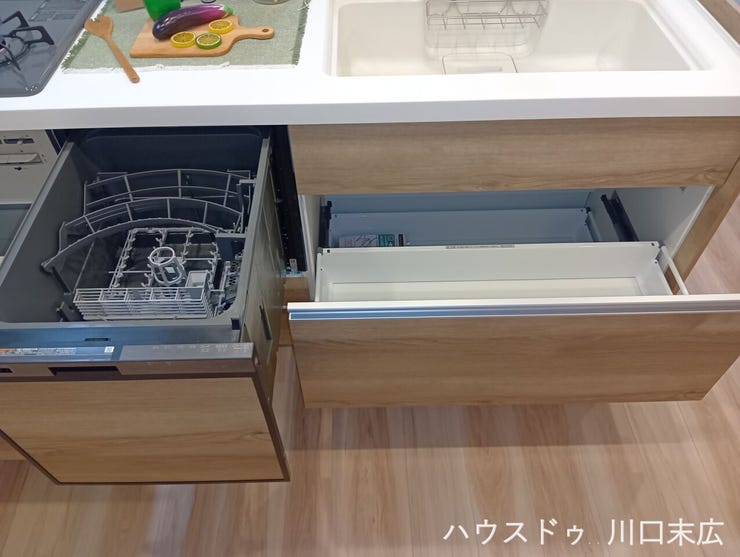 家事の負担を大幅に軽減するビルトインタイプの食器洗い乾燥機を標準装備。足元まで無駄なく使えるスライド収納を備え、調理器具を美しく整理整頓できます。