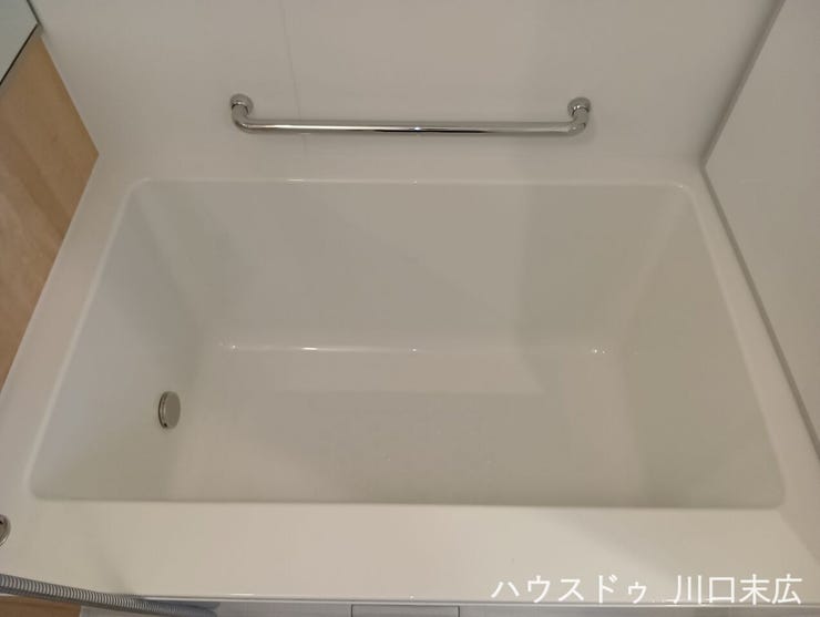 ゆったりと足を伸ばして寛げる広々とした浴槽。なめらかなフォルムでお手入れもしやすく、毎日のバスタイムをより快適で穏やかな時間へと導きます。