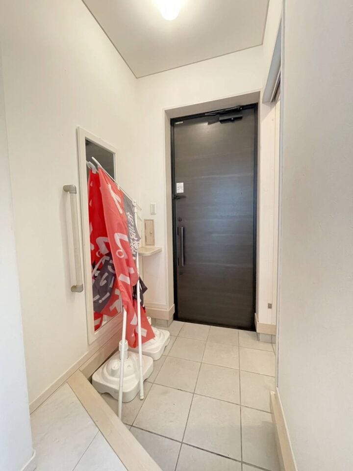 《玄関》
みなさまをお迎えする玄関。
シンプルな内装で落ち着いた印象です。
写真右側から収納スペースへとつながります。