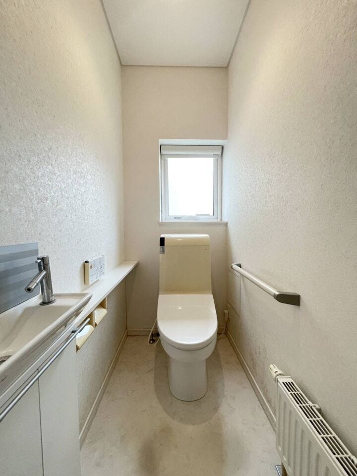 《トイレ》
ウォシュレット付きトイレです。
収納あり!ストック品や掃除用品の収納に♪