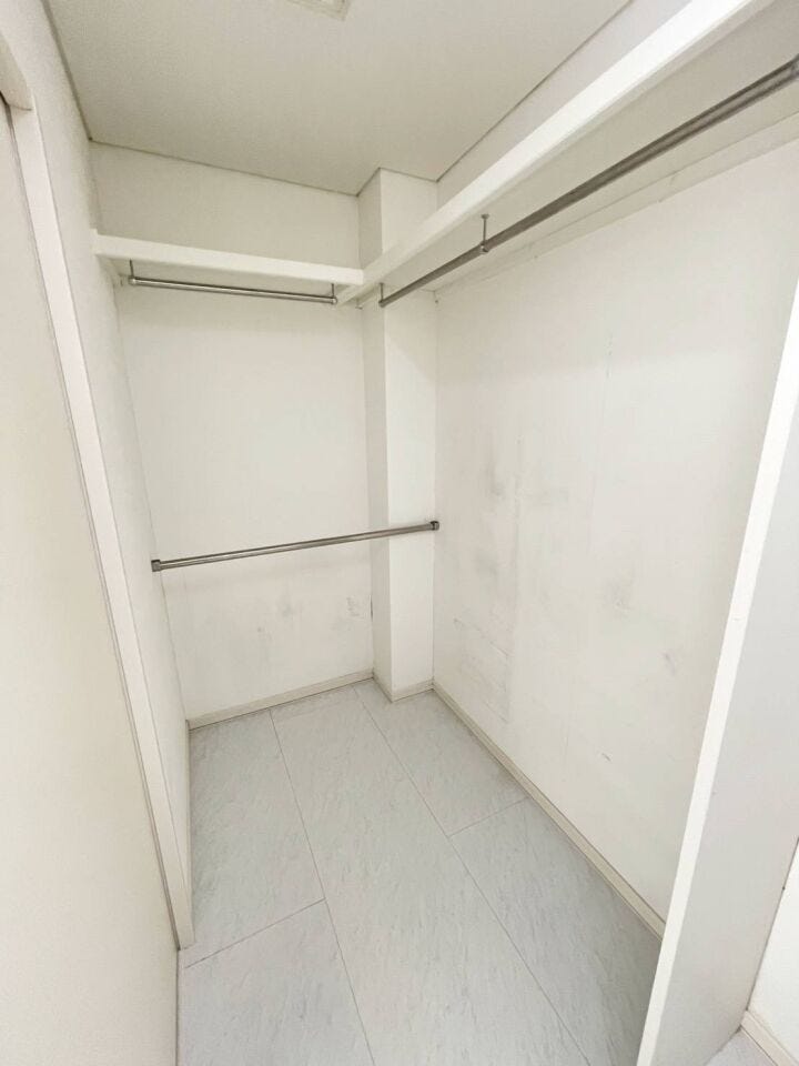 《ウォークインクローゼット》
たっぷり収納可能♪
衣類の管理がしやすく、衣替え等の手間を省くことができます♪
