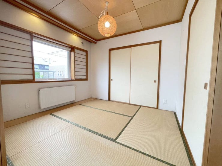 《和室》
リビング横約6.5帖のお部屋。リビングの延長として、お子様のお昼寝や遊び部屋など様々な用途でお使いいただけます。