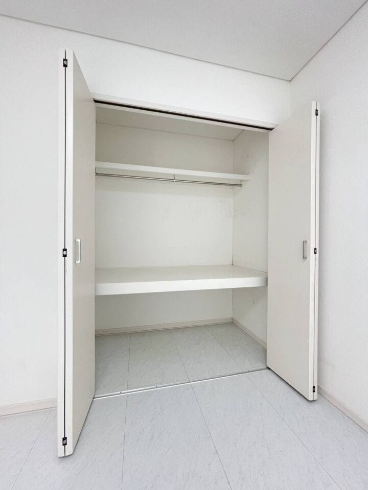 《洋室2 クローゼット》
各部屋に収納スペースを確保しています。収納家具が不要でお部屋をより広々お使いいただけます。