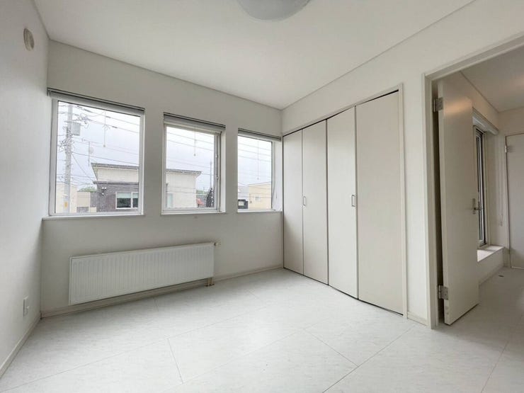 《洋室3》
約5.2帖のお部屋です。南向きで日当たり良好♪
白を基調としたシンプルな内装です。
