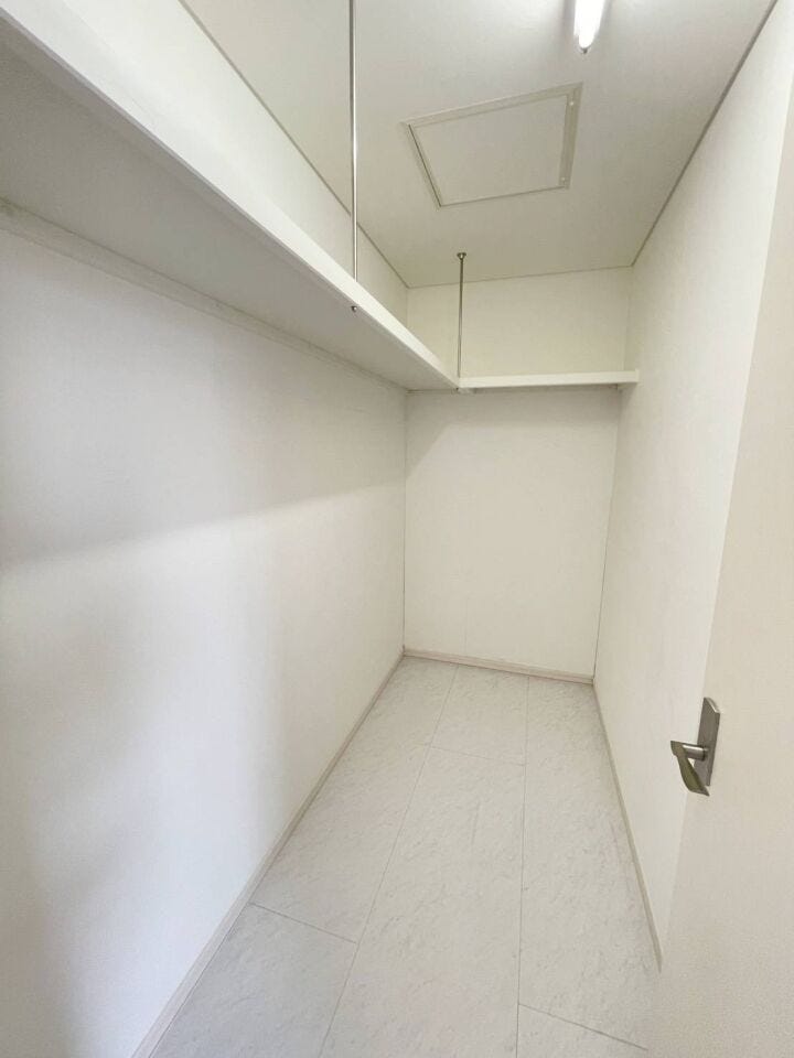《納戸》
季節のグッズやストック等の収納を一手に引き受けてくれる頼もしい存在です。