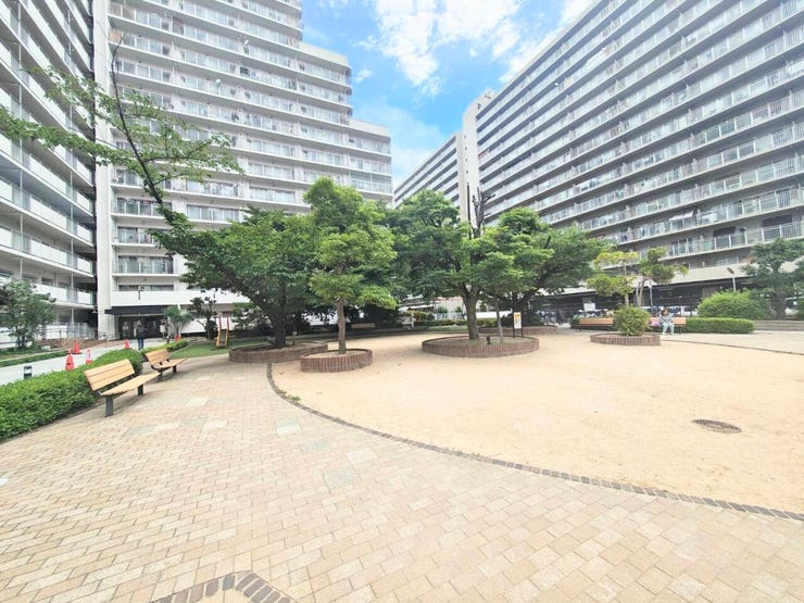ゆとりある敷地には広場があり、居住者の方とのコミュニケーションの場にもなります♪
管理が行き届き、いつもきれいに保たれています。