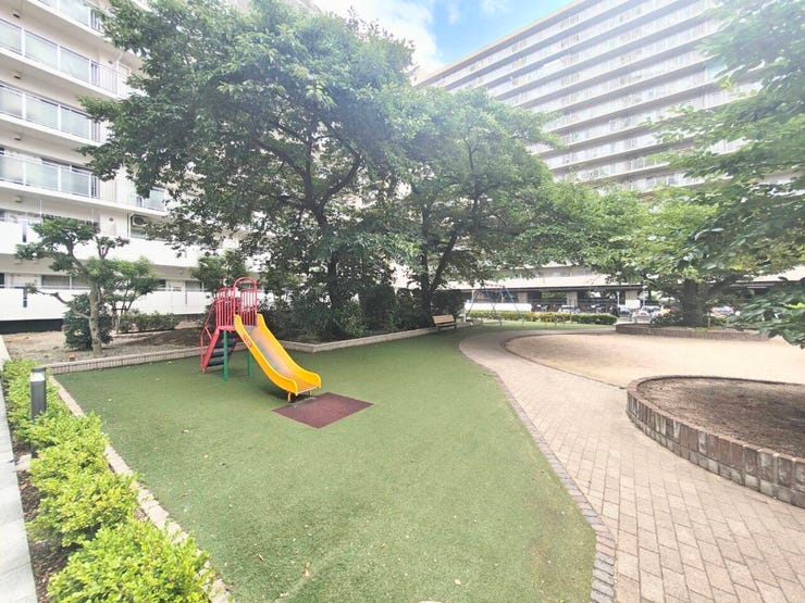 敷地内には遊具のある公園もあり、ご近所のお子さまの遊び場として◎