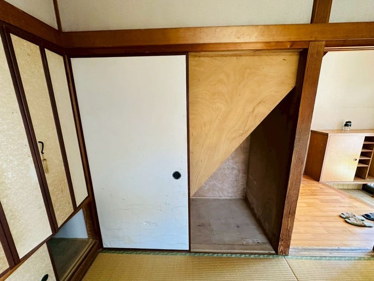 1階和室6帖 階段下に収納スペースもございます。