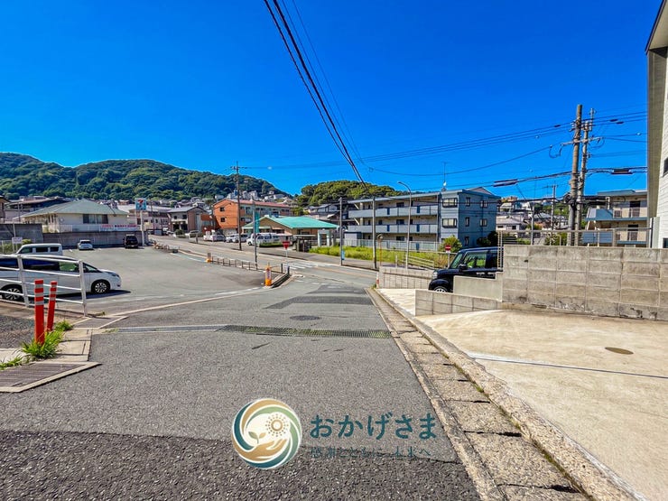 【前面道路】
敷地に面した広々とした前面道路。見通しが良く、車の運転や駐車がスムーズに行える安心の環境です。