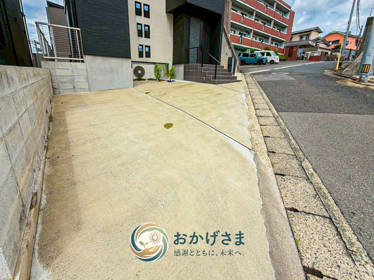 【カースペース】
ゆとりある広さを確保したコンクリート敷きの駐車スペース。前面道路に面しており、スムーズに駐車が可能です。