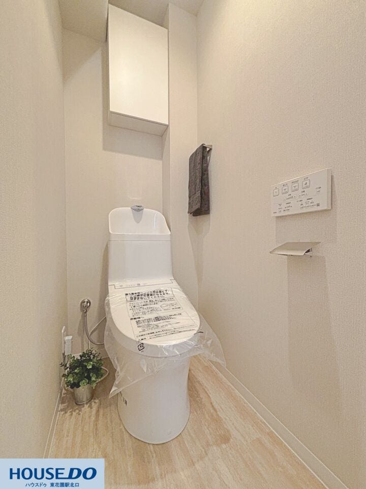 温水洗浄便座付きのトイレは、いつでも快適にご利用いただけます☆お掃除しやすい設計で、清潔な空間をキープ♪吊り戸棚にはトイレットペーパーなどをスッキリ収納できます!