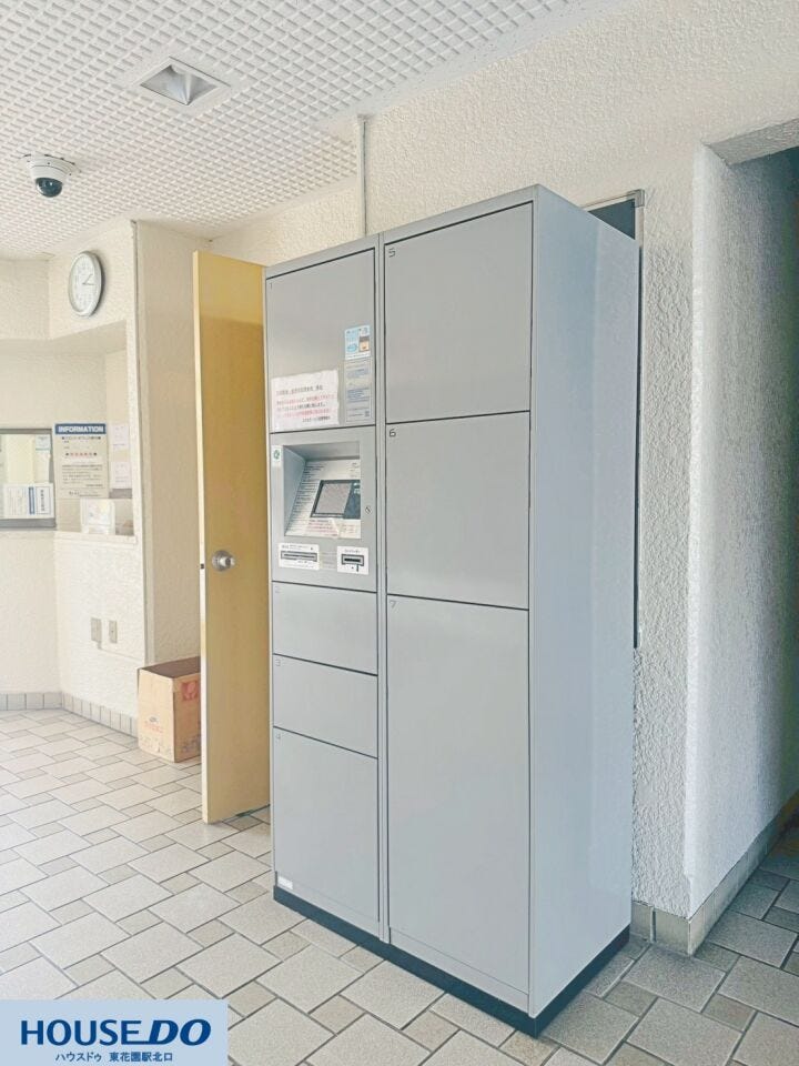 エントランスには宅配ボックスが設置されており、不在時でも荷物を受け取ることができるため、忙しい方でも安心です。