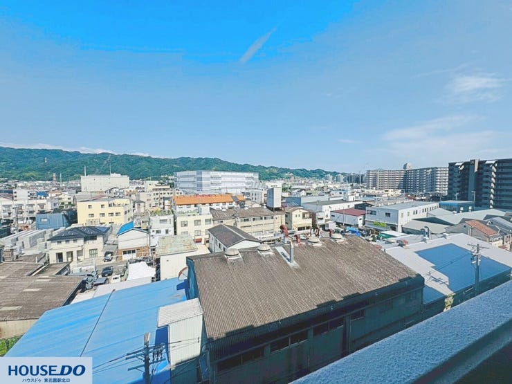 バルコニーからは、晴れた日には遠くの山々まで見渡せる開放的な景色が広がります♪街並みを一望できる空の広さが、日々の気持ちをリフレッシュさせてくれます☆