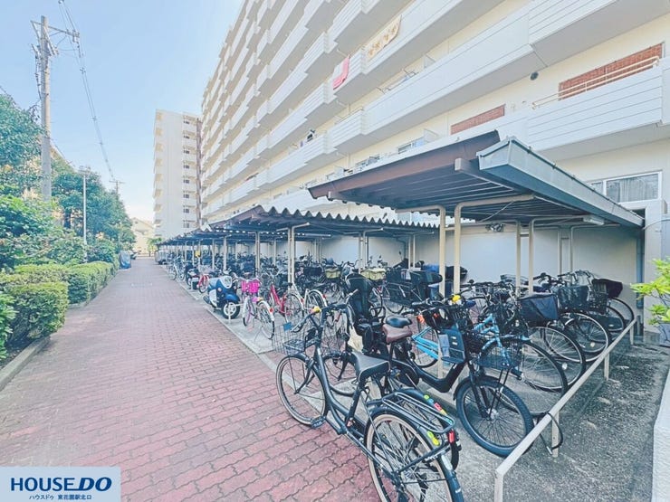 屋根付きの広々とした駐輪場が完備されており、自転車を雨や直射日光から守り、大切に保管できます。