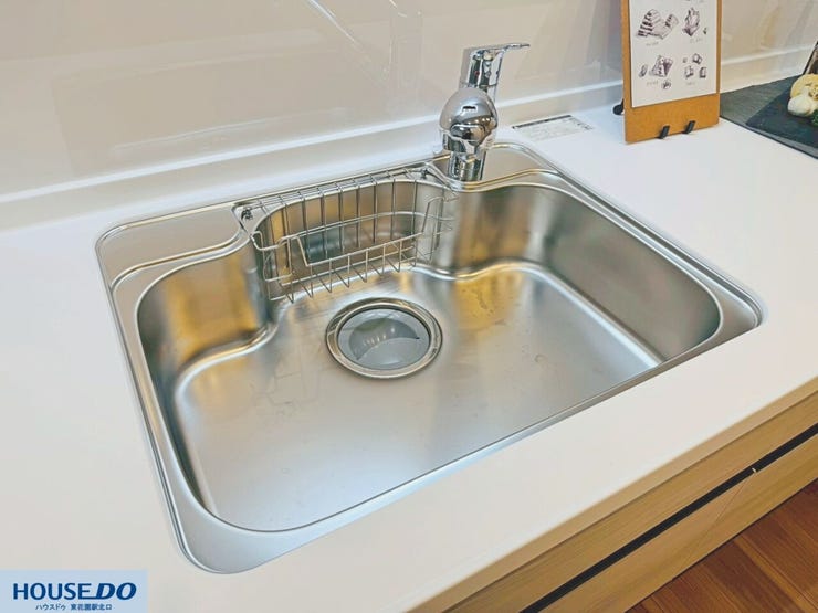 広々としたシンクは、大きなお鍋もラクラク洗えて使い勝手抜群☆水切りラック付きで、洗い物後のスペースも有効活用できますね♪清潔感のあるワークトップで、毎日のお料理も楽しくなりそうです!