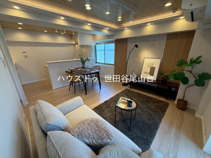 【リビング】
折り上げ天井と間接照明が上質な空間を演出。開放感のあるリビングで、ゆったりとした時間を過ごせます。