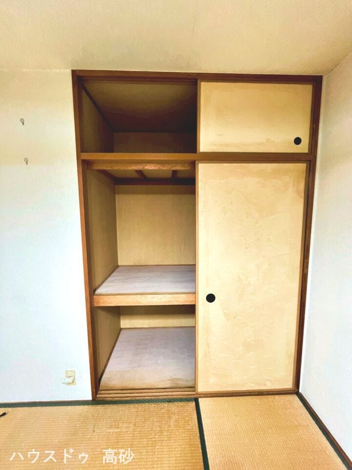 押入は一般的なクロゼットよりも奥行きがあり、大容量の収納が可能です◎(撮影日:2026.710)