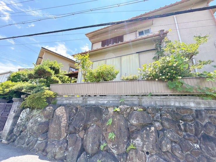 前面道路が広く、毎日の通行も快適です。